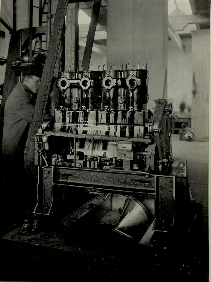 K.u.k. Kraftwagen Werkstätte in der Cellulosefabrik Villach. Motoreinlaufstation mit einem 70 HP knight Motor, Eigenkonstruktion der Werkstätte. (BildID 15468361)