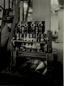 K.u.k. Kraftwagen Werkstätte in der Cellulosefabrik Villach. Motoreinlaufstation mit einem 70 HP knight Motor, Eigenkonstruktion der Werkstätte. (BildID 15468361)