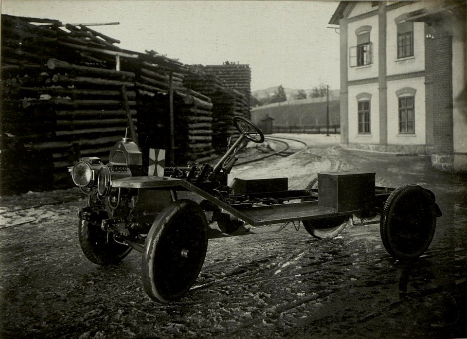 K.u.k.Kraftwagen Werkstätte in der Cellulosefabrik Villach. Chassis, bei dem sich der rechte Scheinwerfer durch die Steuerung in die Richtung der Vorderräder stellt. Eigene Konstruktion. (BildID 15468151)