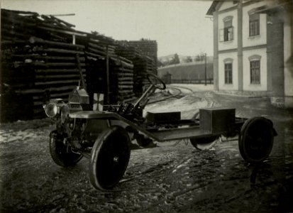 K.u.k.Kraftwagen Werkstätte in der Cellulosefabrik Villach. Chassis, bei dem sich der rechte Scheinwerfer durch die Steuerung in die Richtung der Vorderräder stellt. Eigene Konstruktion. (BildID 15468151)