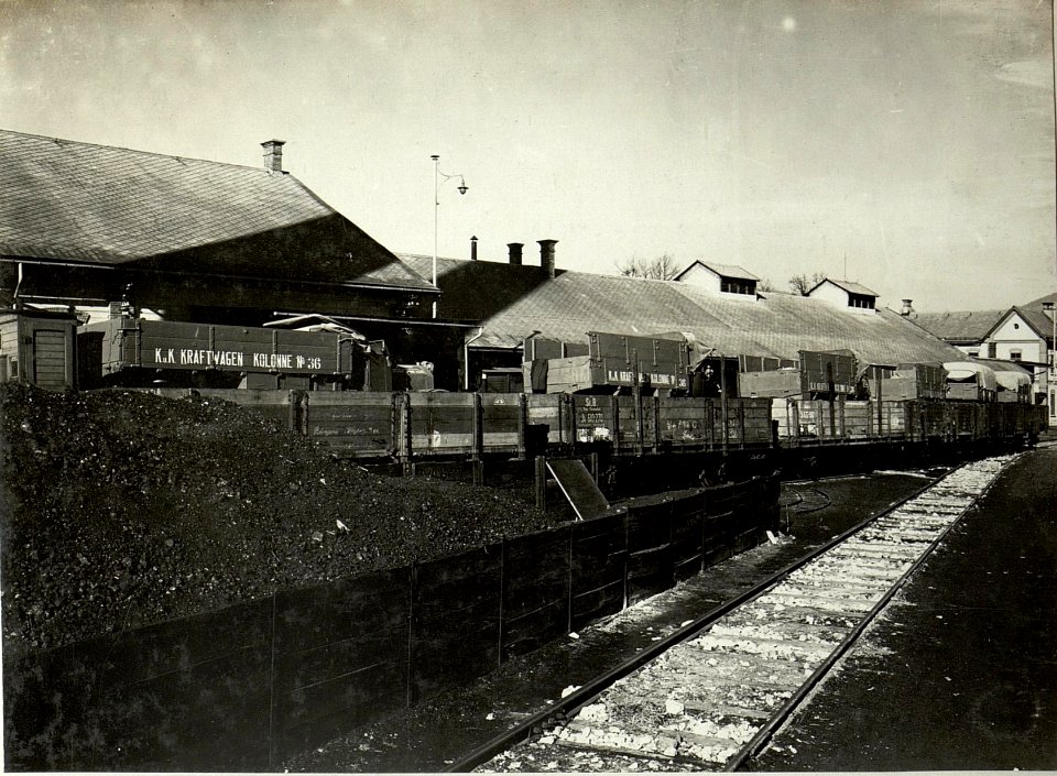 K.u.k.Kraftwagen Werkstätte in der Cellulosefabrik Villach. Fertig reparierte Kraftwagen. Kolonne vor dem Abmarsch. (BildID 15468256)