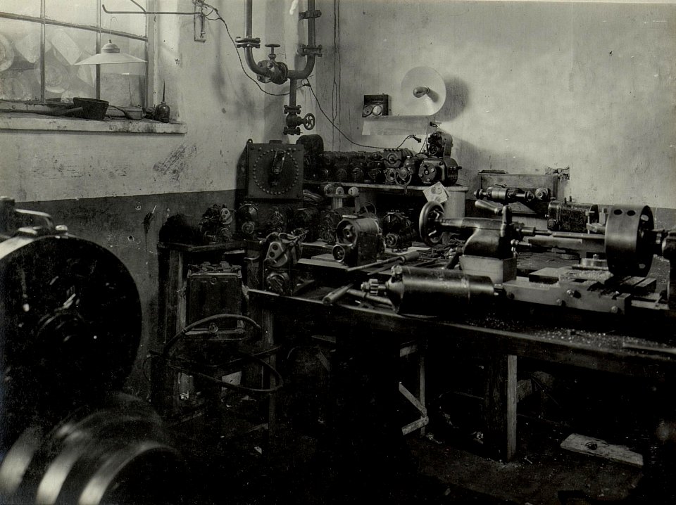 K.u.k.Kraftwagen Werkstätte in der Cellulosefabrik Villach. Magnetreparatur Abteilung. (BildID 15468137)