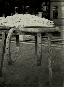 K.u.k.Kraftwagen Werkstätte in der Cellulosefabrik Villach. Reparation von Vollgummireifen durch Warmaufnieten und Vulkanisation. (BildID 15468116)