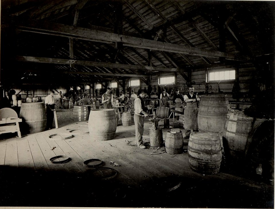 K.u.k.Verpflegsausrüstungs Werkstätte in Villach. Binderei Innenansicht. Aufgenommen am 21. Juli 1916. (BildID 15477849)