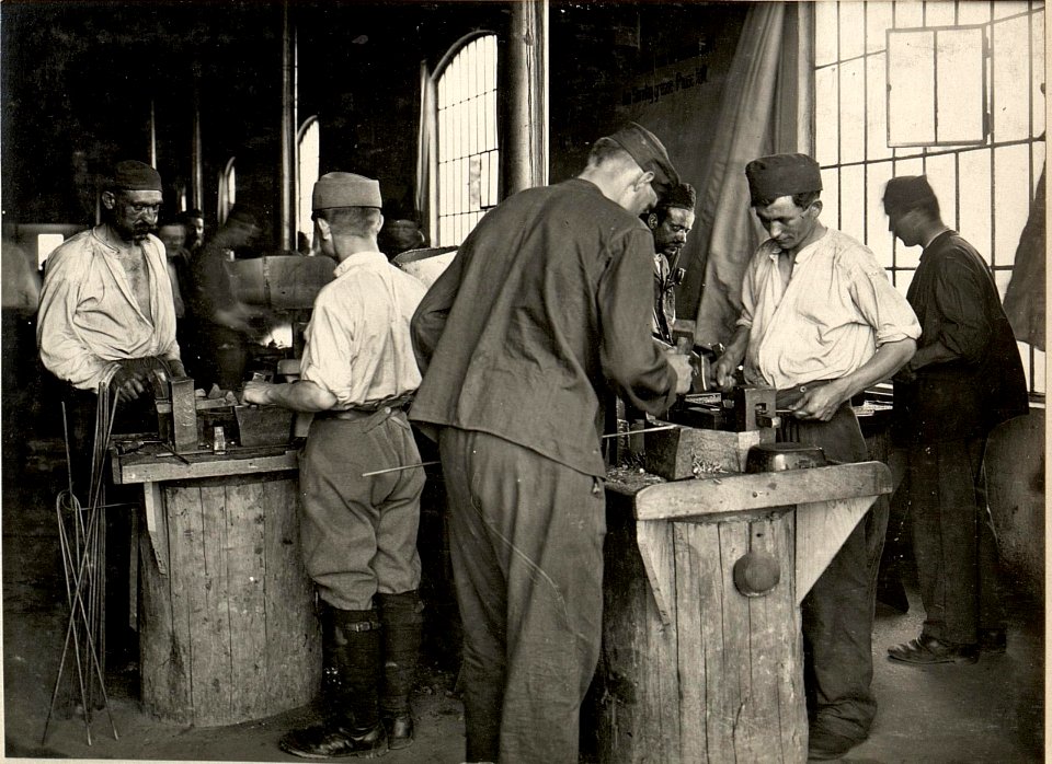 K.u.k. Verpflegs Feldausrüstungs Werkstätte in Villach, Flügel- Nagelschmiede, Detail, aufgenommen am 25.V.1916 (BildID 15473192)