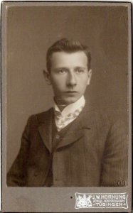 JW Hornung - junger Mann mit Anzug 1908