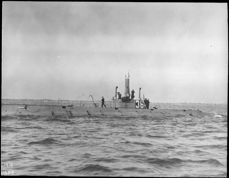 K5 (SS36). Port bow, crew on deck, 12-13-1916 - NARA - 512945