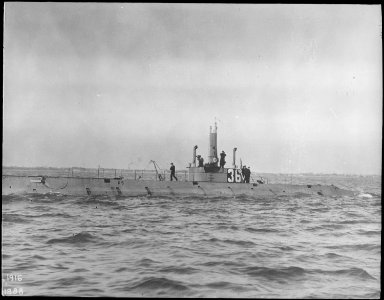 K5 (SS36). Port bow, crew on deck, 12-13-1916 - NARA - 512945