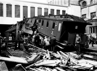 Junaonnettomuus, postijuna ajoi 28.8.1926 asemarakennuksen seinään Helsingin rautatieasemalla - N31956 (hkm.HKMS000005-km003suq) photo
