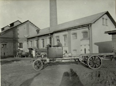 K.u.k.Kraftwagen Werkstätte in der Cellulosefabrik Villach. Fertig reparierte Chassis vor der Probefahrt. (BildID 15468214)