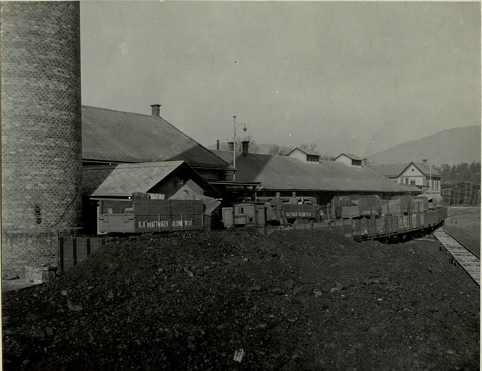 K.u.k.Kraftwagen Werkstätte in der Cellulosefabrik Villach. Fertig reparierter Kraftwagen. Kolonne vor dem Abnarsch. (BildID 15468242)