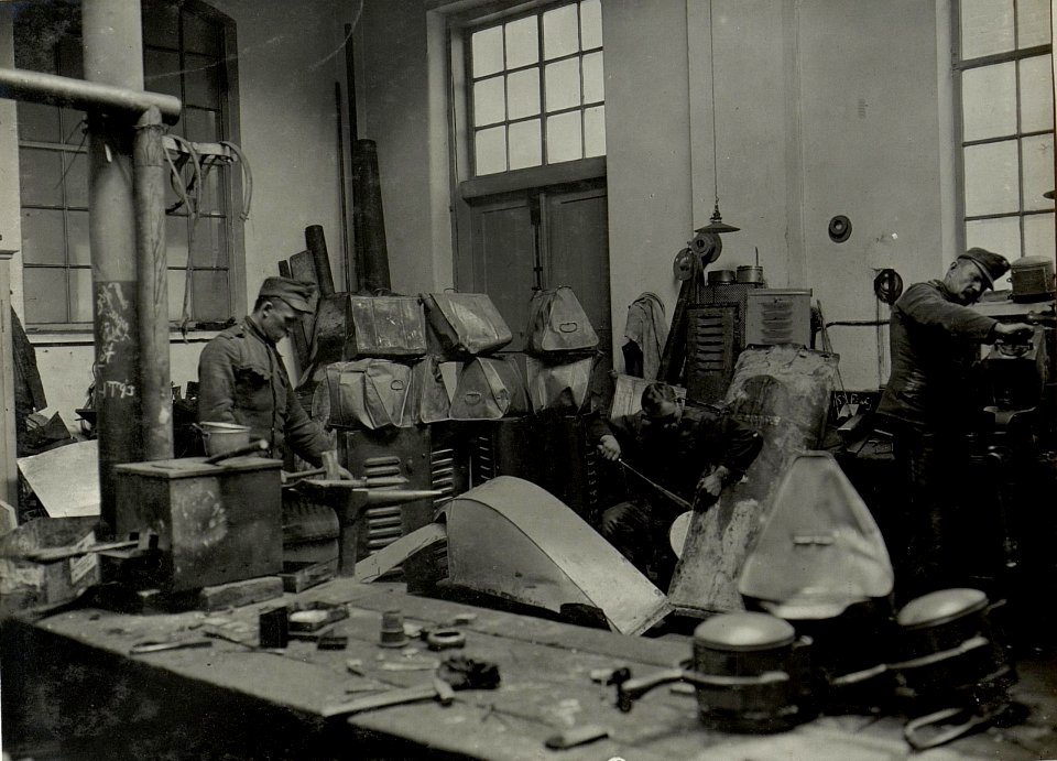 K.u.k.Kraftwagen Werkstätte in der Cellulosefabrik Villach. Große Spenglerei (BildID 15468221)