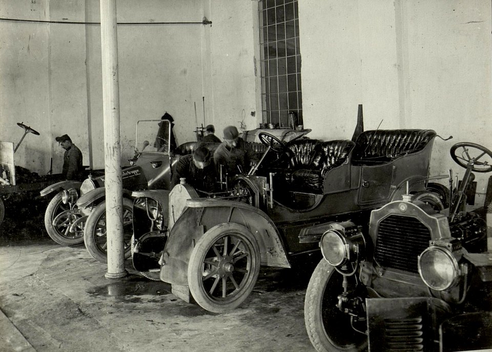 K.u.k.Kraftwagen Werkstätte in der Cellulosefabrik Villach. Montagehalle. (BildID 15468270)