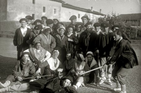 Jóvenes con trajes vascos en Zubieta (1 de 3) - Fondo Car-Kutxa Fototeka