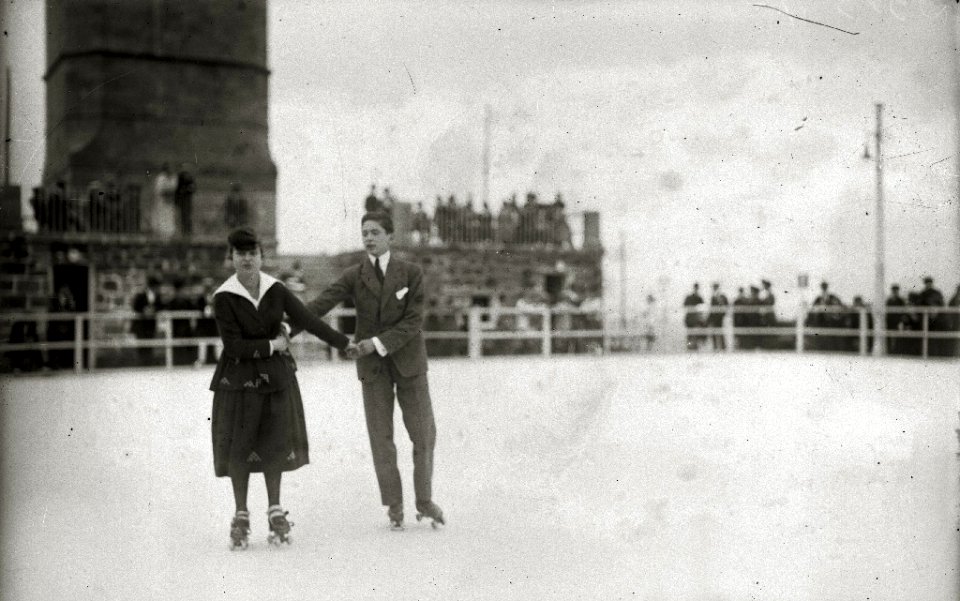 Jóvenes disfrutando de la pista de patinaje de Igeldo (2 de 2) - Fondo Car-Kutxa Fototeka
