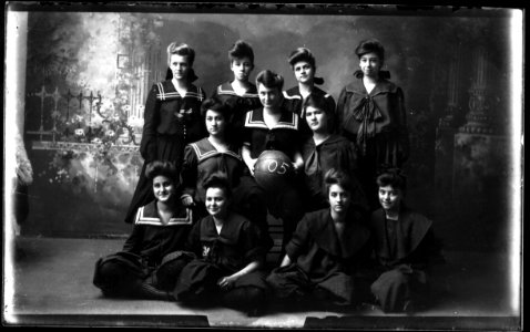 Junior women's basketball team 1903 (3195542688) photo