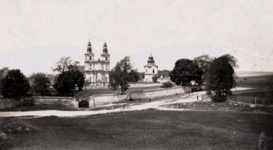 Jędrzejów. Opactwo cystersów, widok od strony wschodniej, przed 1914