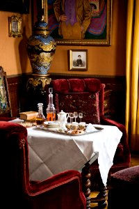 Kaffe och munklikör i rökrummet. Utställningen Smak av svunnen tid år 2007 - Hallwylska museet - 86289