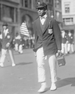 Kahanamoku in Olympic parade LCCN2014711564 (cropped)