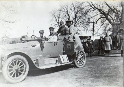 Kais.Kön.Zita Namenstag. Kirchgang. Prinz Oscar v.Pr.und Prinz Georg v.B.(Chodorow 27.4.17). (BildID 15727572)