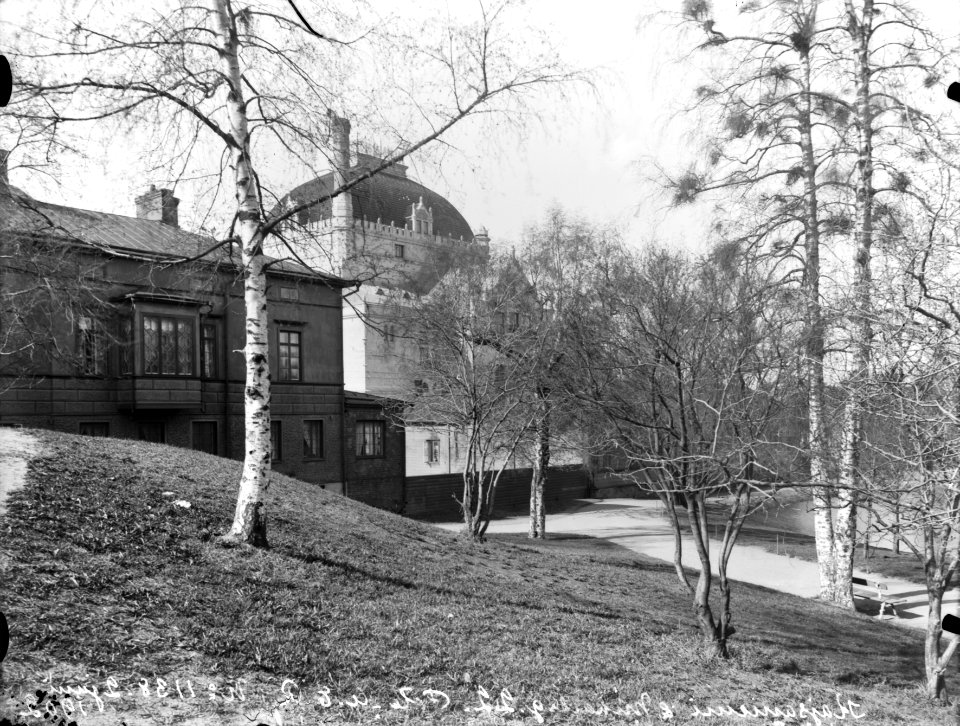 Kaisaniemen puisto, vasemmalla Mikonkatu 22 ja taustalla vasemmalla Kansallisteatteri, oikealla joutsenlampi - N1138 - hkm.HKMS000005-km0000mbl0