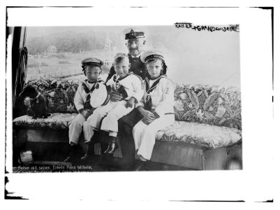 Kaiser and grandchildren LCCN2014687512