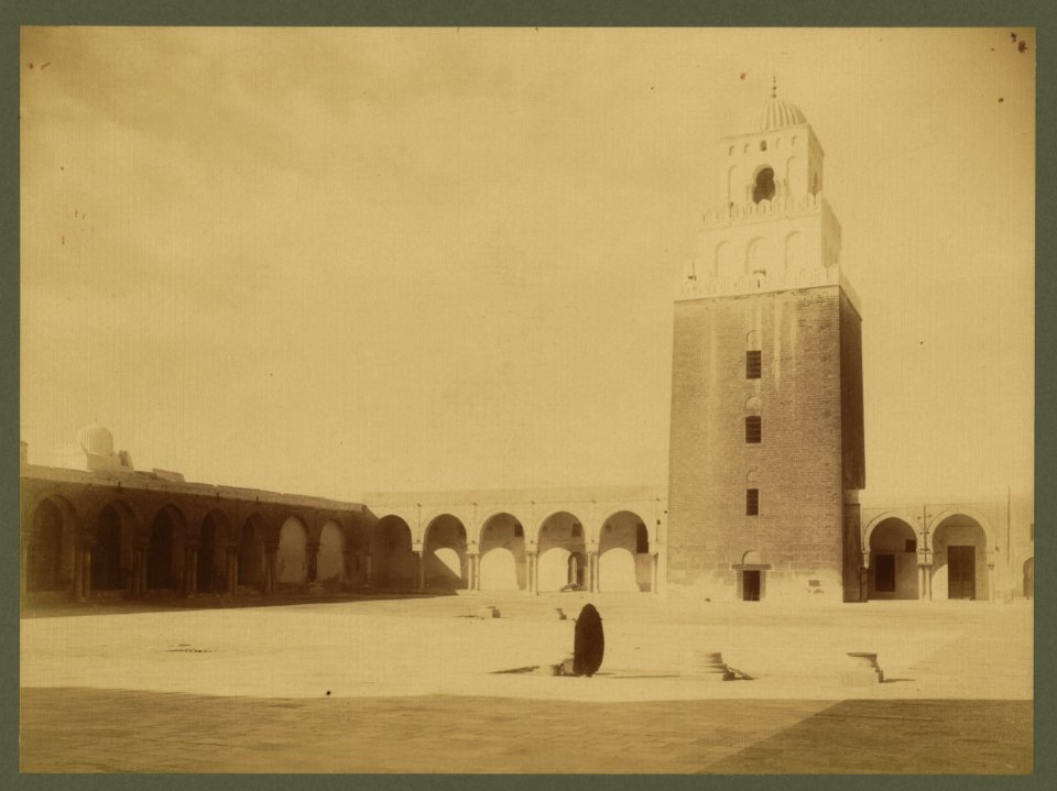 Kairouan. The great courtyard of the Grand Mosque - Lehnert et Landrock, Tunis. LCCN2003691253