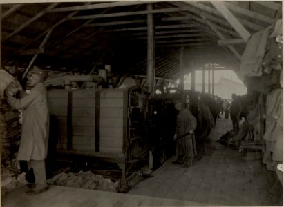 K.u.k Bergungsstelle am k.u.k. Staatsbahnhofe in Villach. Desinfektion unter dem Flugdache. (BildID 15477681)