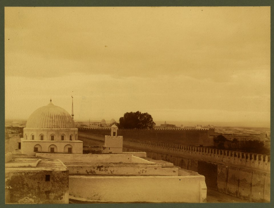 Kairouan. View from one of the minarets showing the city wall - Lehnert et Landrock, Tunis. LCCN2003690046