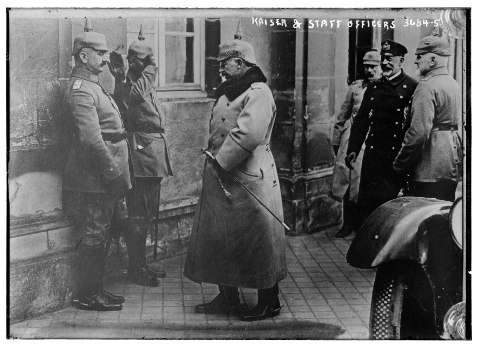 Kaiser and staff officers LCCN2014700411
