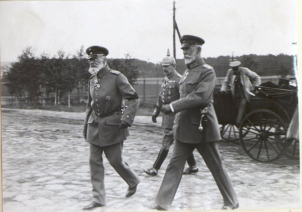Kais.Kön.Zita Namenstag. Kirchgang. Prinz Oscar v.Pr.und Prinz Georg v.B.(Chodorow, 27.4.17). (BildID 15727565)