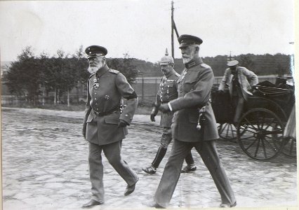 Kais.Kön.Zita Namenstag. Kirchgang. Prinz Oscar v.Pr.und Prinz Georg v.B.(Chodorow, 27.4.17). (BildID 15727565)