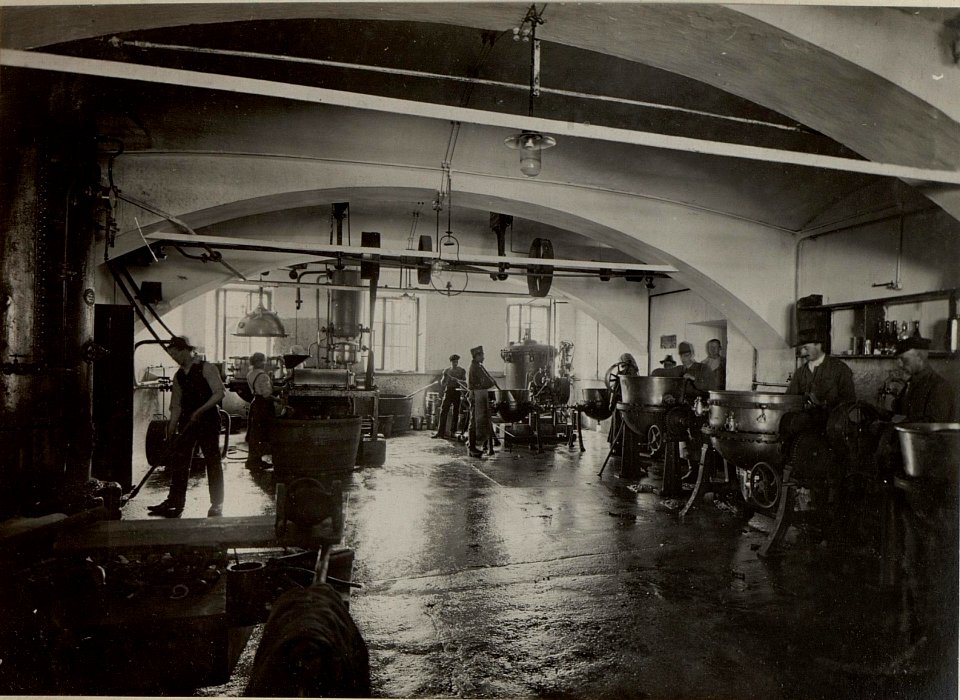 K.u.k. Etappen Verpflegsmagazine in Villach. Fruchtkonservenfabrik. Arbeitsraum.Aufgenommen am 20.VII.1916. (BildID 15477597)