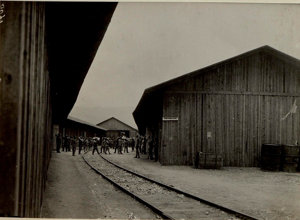 K.u.k. Etappen Verpflegsmagazine in Villach.Verflegsbaracke am Hauptbahnhof. Aufgenommen am 20.VII.1916. (BildID 15477611)