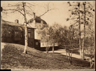Kaisaniemen puisto, vasemmalla Mikonkatu 22 ja taustalla vasemmalla Kansallisteatteri, oikealla joutsenlampi - G16136 - hkm.HKMS000005-km0000m8io