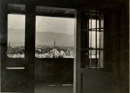 K.u.k. Feldwetterstation Nro.6 des 10. Armeekmdos in Villach. Blick durch die Balkontüren auf Villach. Aufgen.am 11.VII.1916. (BildID 15477464)