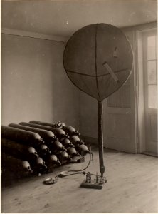 K.u.k. Feldwetterstation Nro.6 des 10. Ermeekmdos in Villach. Füllung eines Pilotballons. Aufgenommen am 11. Juli 1916. (BildID 15477436)