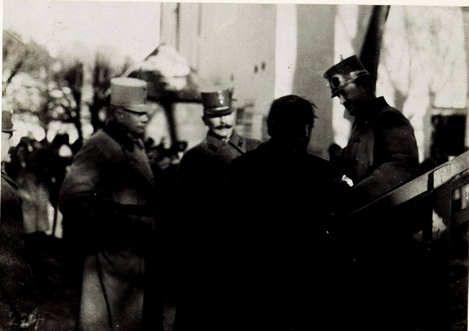 Kaiser Karl beim 14. Korps am 4.1.1916. Bruneck, beim eisernen Wehrmann, links Exzellenz von Roth und Feldmarschallleutenant Goiginger. (BildID 15579622)