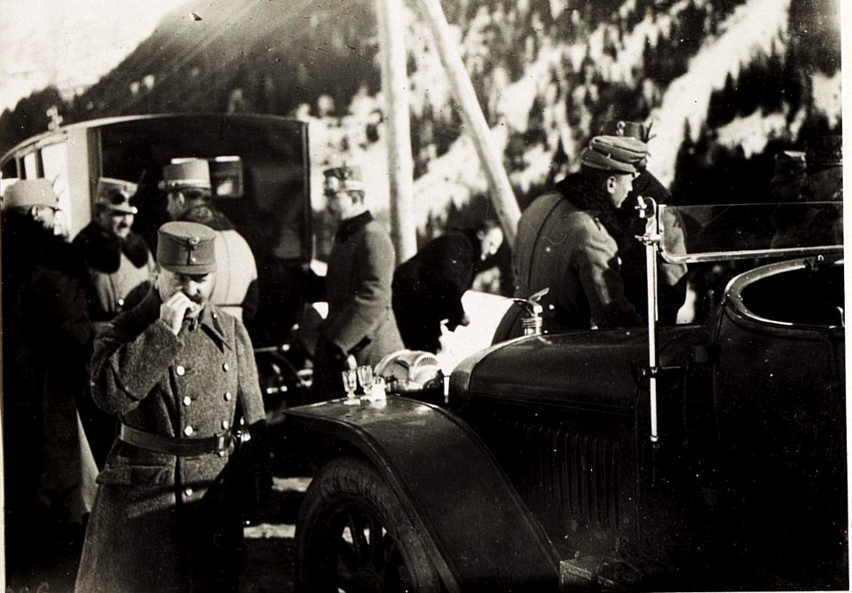 Kaiser Karl beim 14. Korps am 4.1.1916. Frühstück beim Auto nächst Stern. (BildID 15579657)