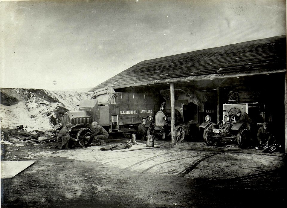 K.u.k. Kraftwagen Werkstätte in der Cellulosefabrik Villach. Eine Kraftwagen Kolonne.in Reparatur. (BildID 15468298)