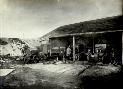 K.u.k. Kraftwagen Werkstätte in der Cellulosefabrik Villach. Eine Kraftwagen Kolonne.in Reparatur. (BildID 15468298)