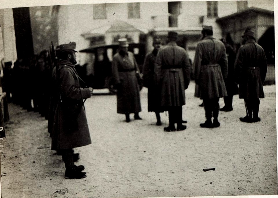 Kaiser Karl beim 14. Korps am 4.1.1916. In Zwischenwasser. (BildID 15579650)