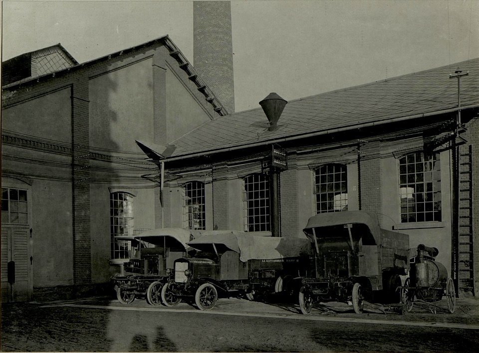 K.u.k. Kraftwagen Werkstätte in der Cellulosefabrik Villach. Lastkraftwagen und eine Lausdesinfektionsmaschine in Reparatur. (BildID 15468284)