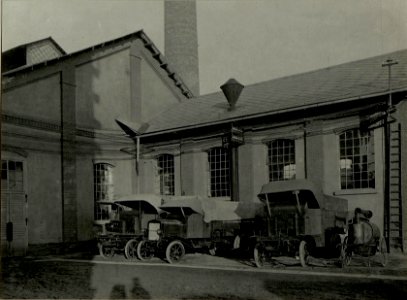 K.u.k. Kraftwagen Werkstätte in der Cellulosefabrik Villach. Lastkraftwagen und eine Lausdesinfektionsmaschine in Reparatur. (BildID 15468284)