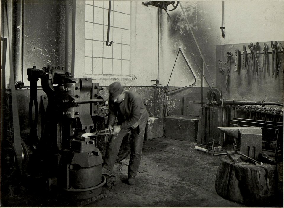 K.u.k. Kraftwagen Werkstätte in der Cellulosefabrik Villach. Schmiede mit Ajax Hammer. (BildID 15468368)