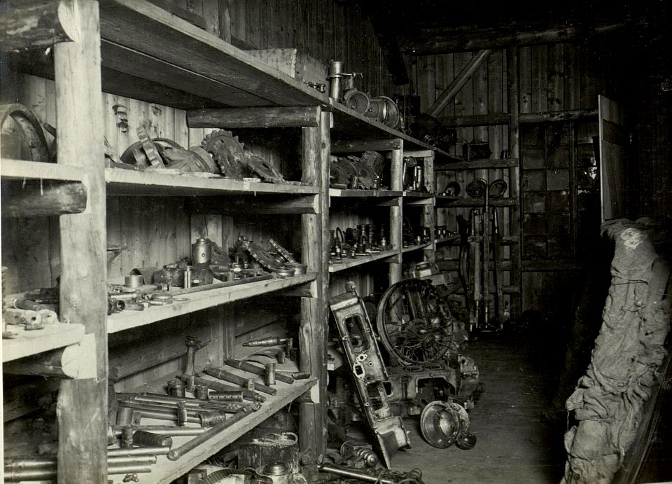 K.u.k. Kraftwagen Werkstätte in der Cellulosefabrik Villach. Werkstättenmuseum für zerbrochene und abgenützte Kraftwagenbestandteile (BildID 15468312)