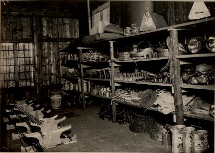 K.u.k. Materialdepot des 10. A. K. in der k.u.k. Behelfs-Kraftwagenwerkstätte in Villach, aufgenommen im Mai 1916 (BildID 15474669)