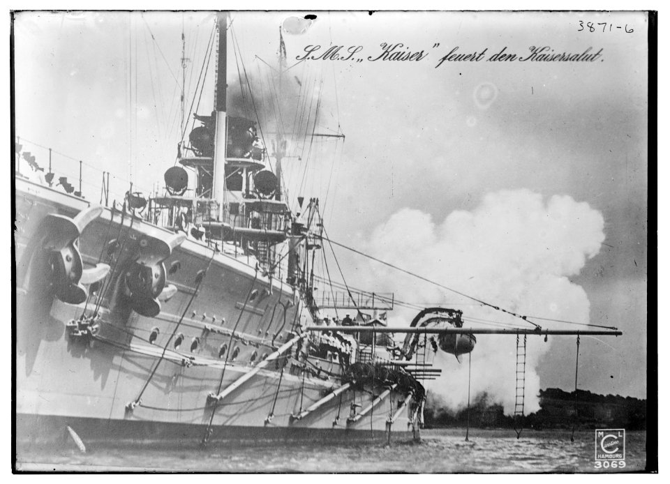 KAISER firing salute to Kasier LCCN2014701810