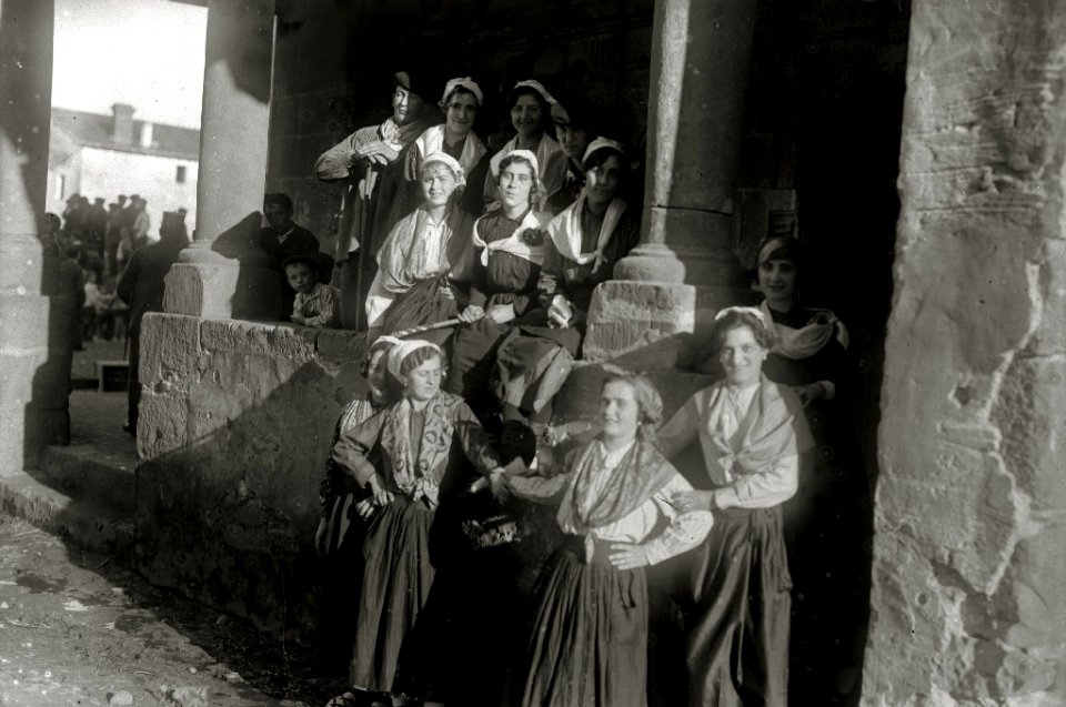 Jóvenes con trajes vascos en Zubieta (3 de 3) - Fondo Car-Kutxa Fototeka