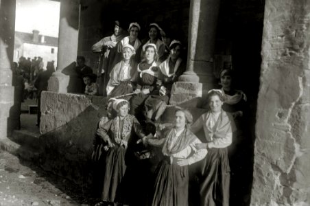 Jóvenes con trajes vascos en Zubieta (3 de 3) - Fondo Car-Kutxa Fototeka